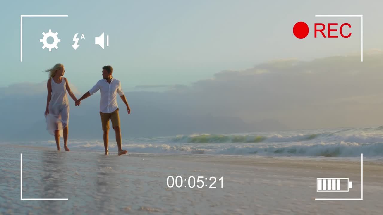 ein paar an einem strand mit einer digitalkamera 4k filmen
