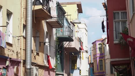 callejón colorido en una ciudad turca