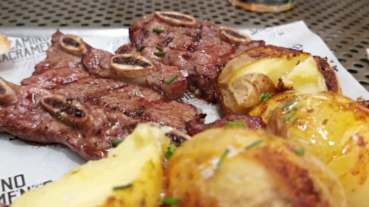 Barbeku dengan daging dan keripik