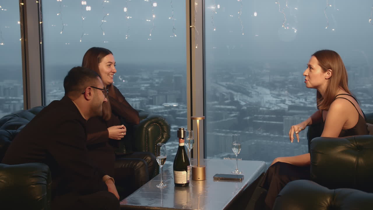 친구 들 이 도시 를 바라보며 술 을 즐기고 있다