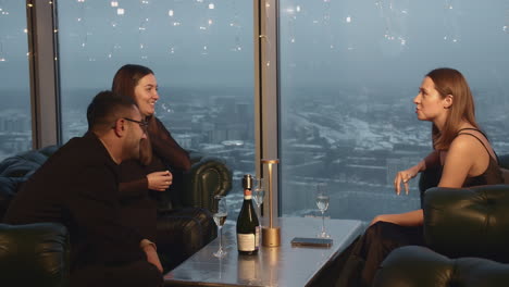 amigos disfrutando de bebidas con una vista de la ciudad