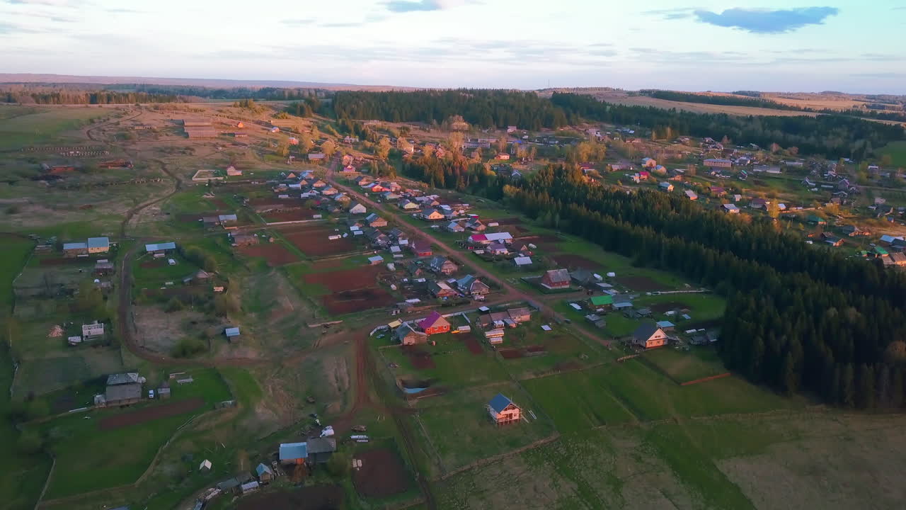 vista aérea de un pequeño pueblo al atardecer