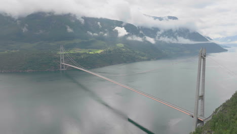 puente hardanger que atraviesa el eidfjorden con vistas a la montaña en vestland, noruega
