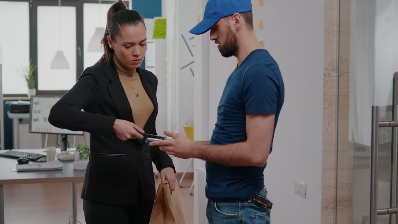 mujer de negocios que recibe el paquete de pedido de comida que paga la transacción de alimentos con tarjeta de crédito sin contacto