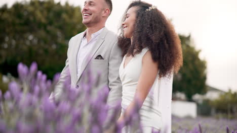 bruiloft, wandelen en veld met echtpaar