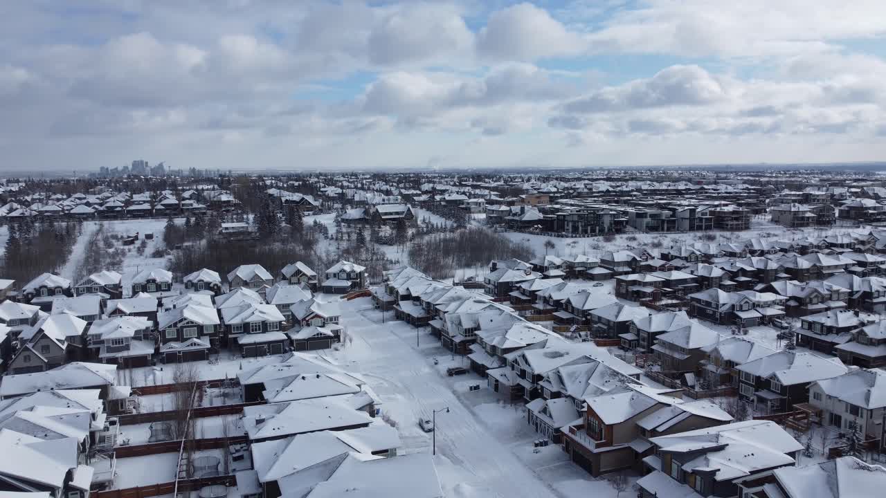 겨울에 앨버타 주 캘거리에 있는 교외 지역 사회의 공중 전망