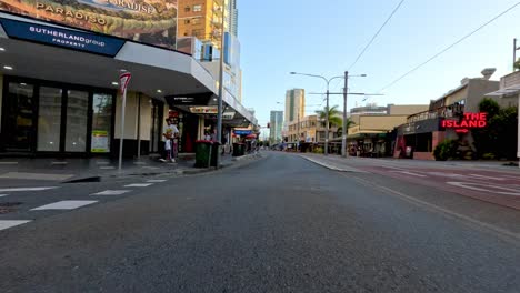 vistas urbanas de las calles con vehículos y peatones