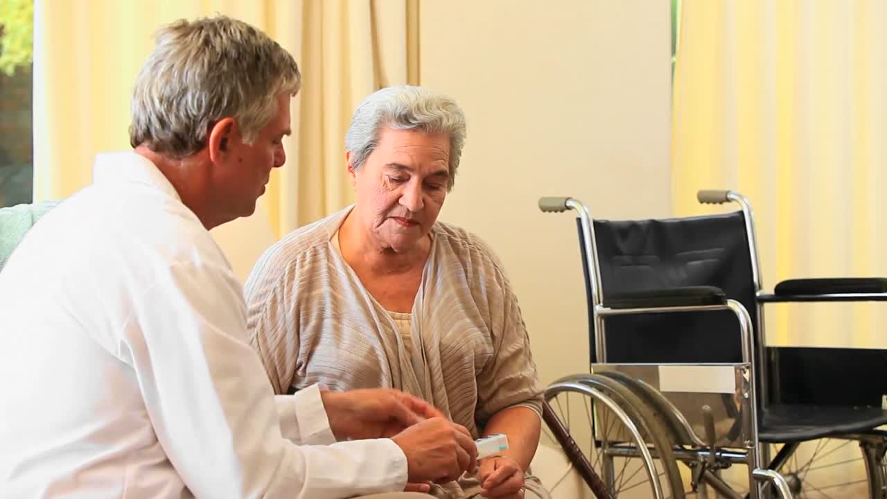 의사 가 성숙 한 환자 에게 약 을 설명 하는 장면