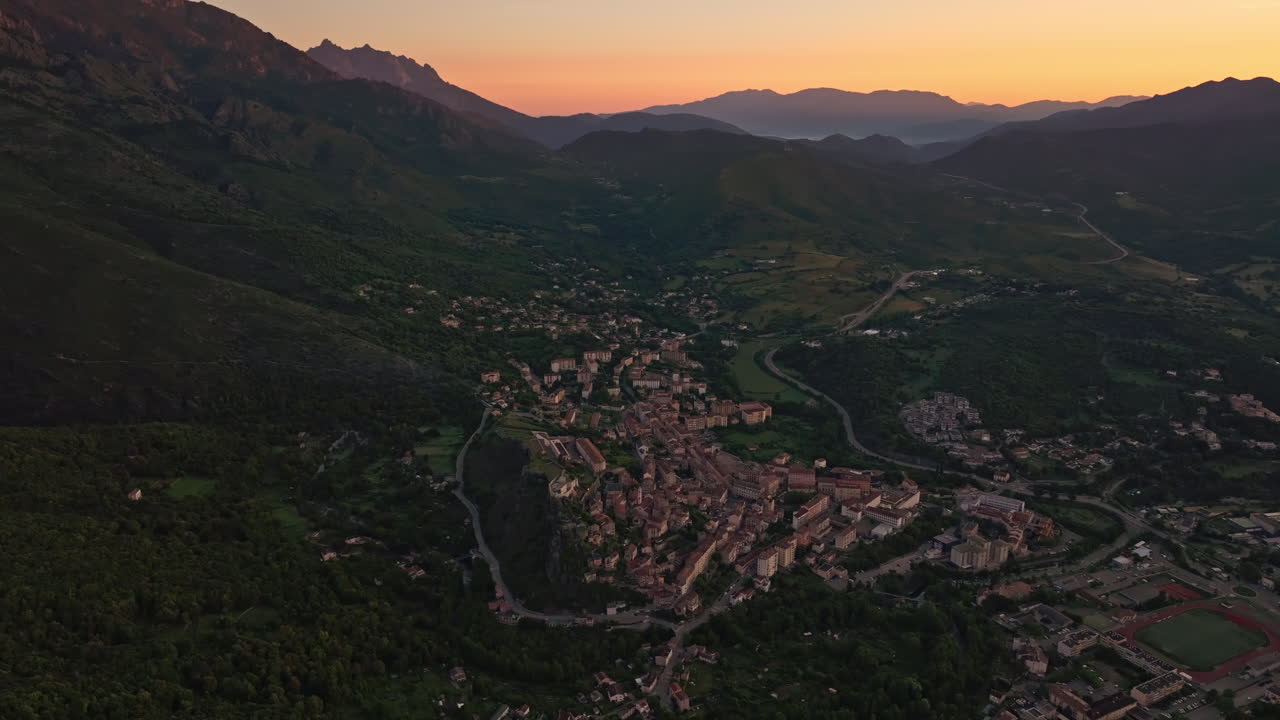 Ripresa aerea con drone della città storica di Corte, Corsica, Francia. Vista dall'alto della città vecchia e della fortezza che domina il punto di riferimento in cima alla collina. Vista sul paesaggio pittoresco e sulle montagne