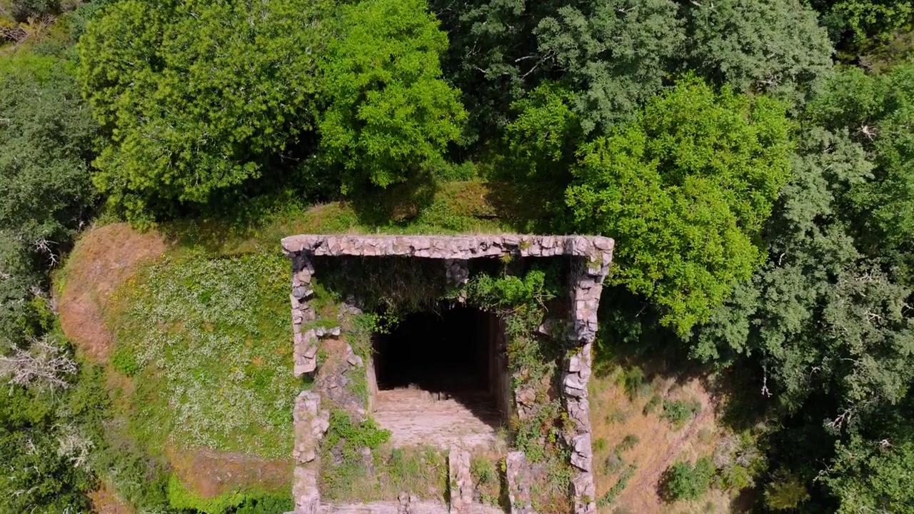 Vista dall'alto della Torre de Doncos - Torre di fortezza medievale ad As Nogais, Lugo, Spagna. Ripresa aerea