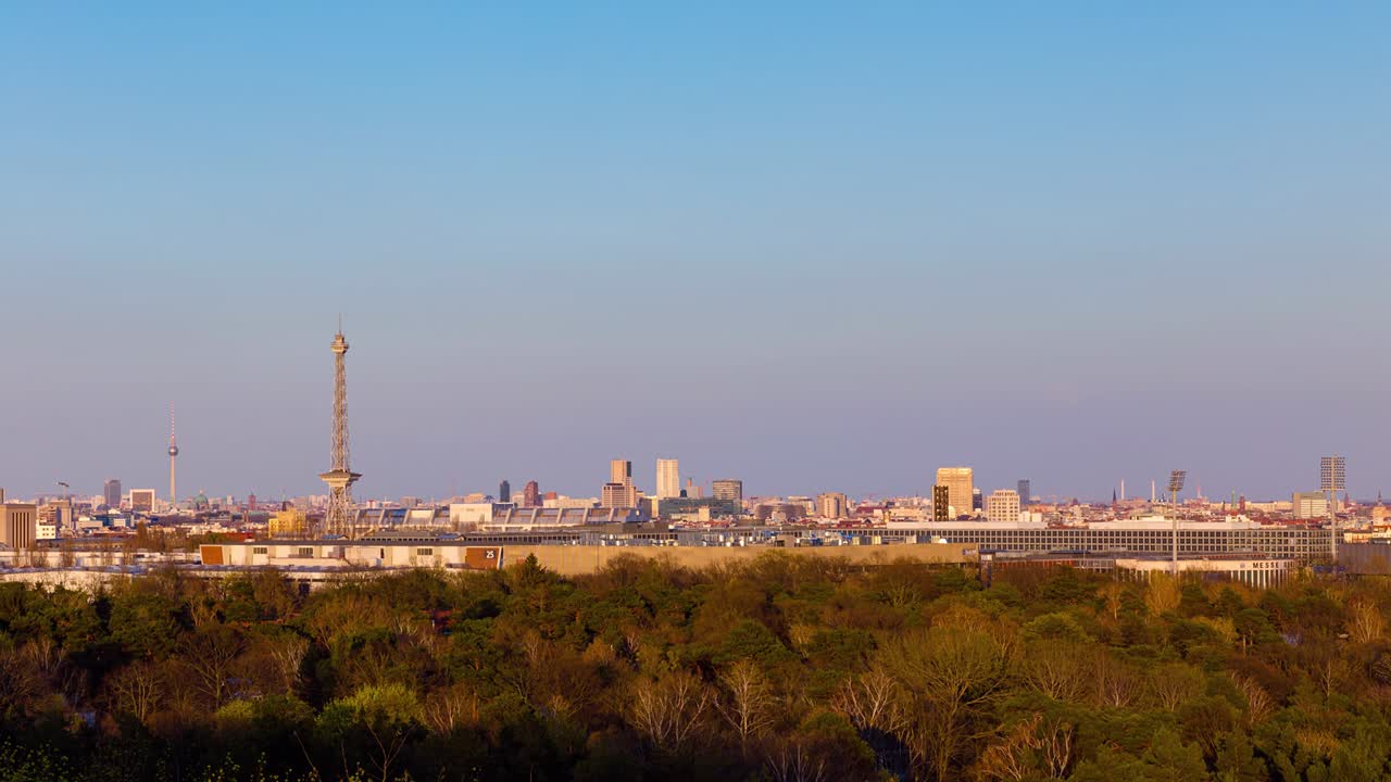 베를린 시내 풍경과 보름달이 뜨는 시간, 베를린, 독일