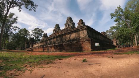 Amplio-Timelapse-Del-Templo-En-El-Parque-Arqueológico-De-Angkor