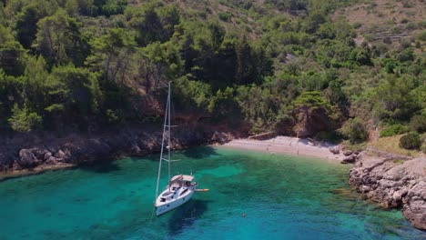 selenboat en el mar azul claro en la costa de la isla hvar en croacia
