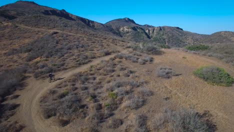 Good-vista-aérea-following-a-montaña-biker-ascending-a-California-montaña-2