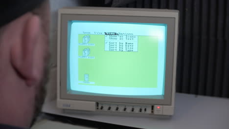 pantalla de computadora retro vintage con ventanas de sistema de operación tos de escritorio verde