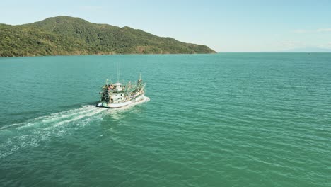 imágenes de 4k del barco de pesca comercial tailandés desde un punto de vista aéreo