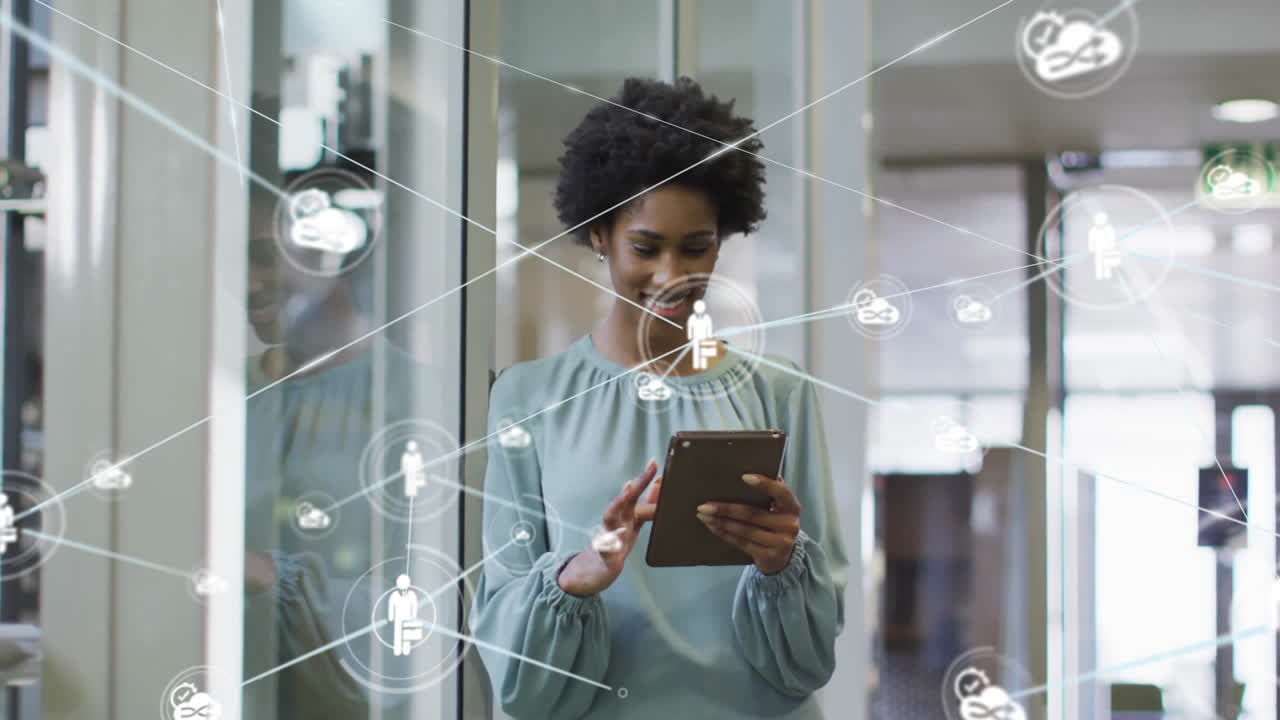 animación de la red de conexiones con personas iconos sobre mujer afroamericana usando tableta