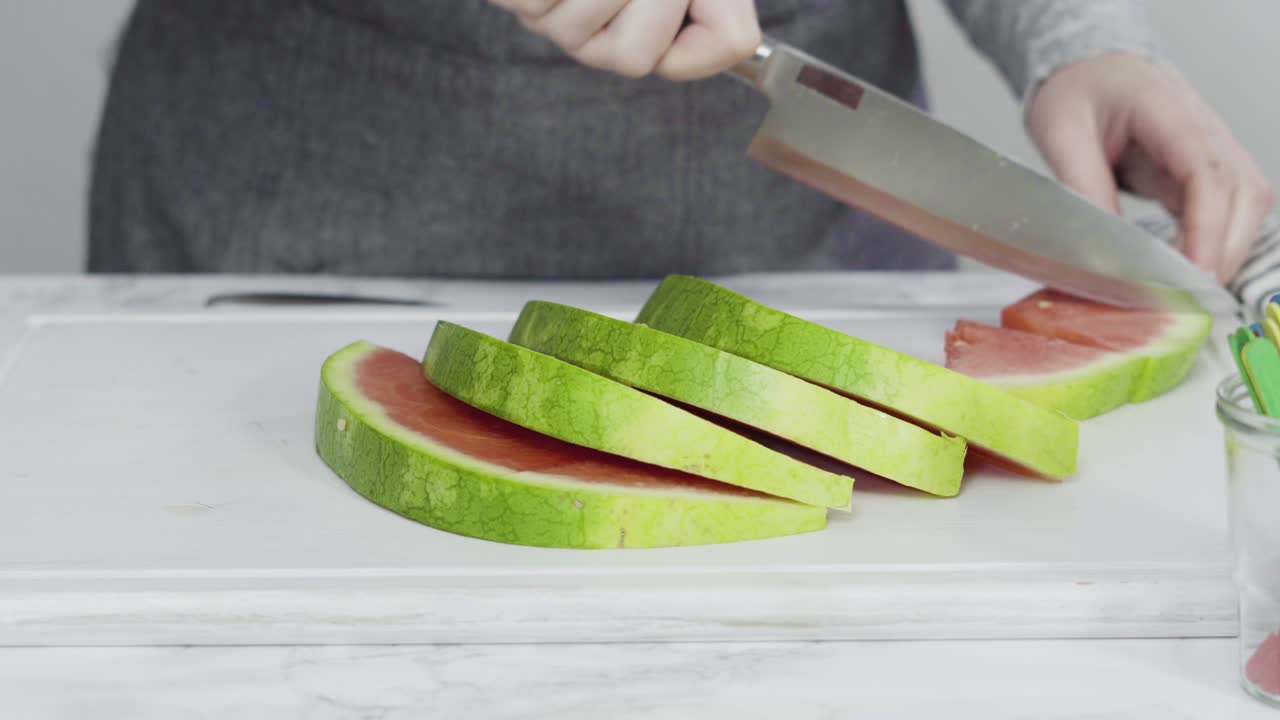 cortar la sandía roja en pedazos pequeños