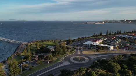 Ciudad-De-Esperance-Con-Rotonda-Y-Embarcadero-Durante-La-Puesta-De-Sol-En-Australia-Occidental