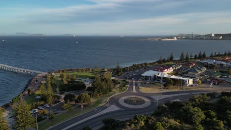 ciudad de esperance con rotonda y muelle durante la hora del atardecer en australia occidental