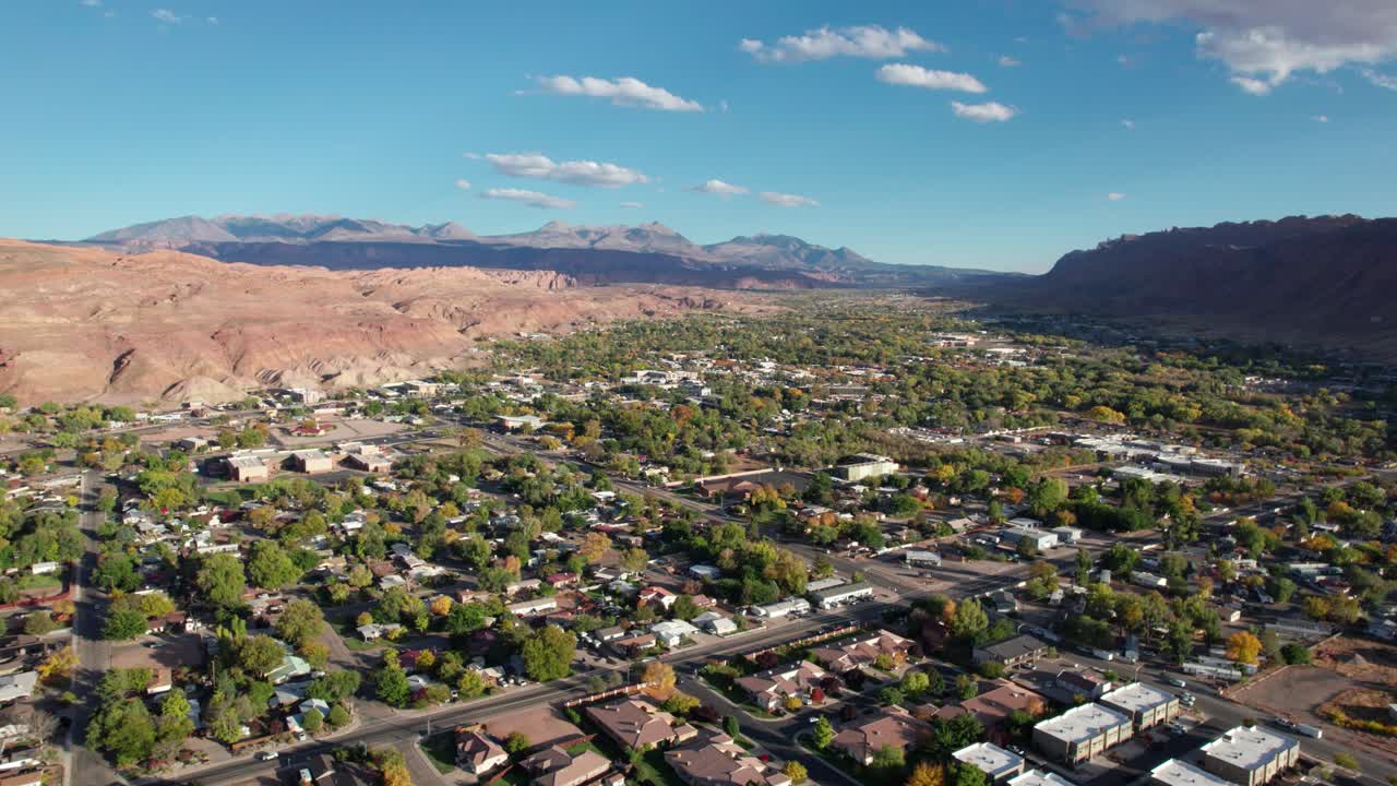 drone disparado volando sobre moab, utah en el verano en un día soleado