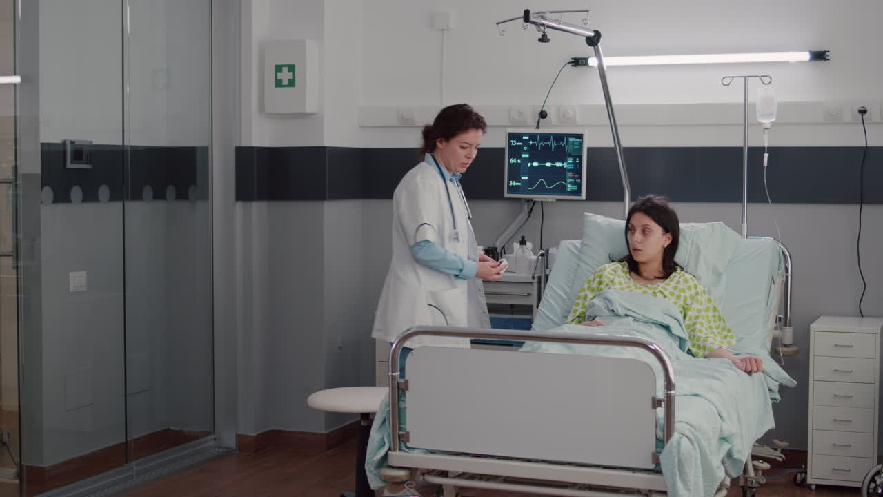 médico femenino que supervisa a una mujer enferma durante la cita de rehabilitación