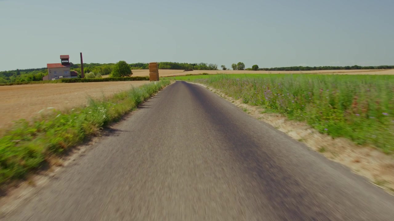 Ripresa POV di guida che oltrepassa una fattoria e balle di fieno, strada, campagna, area rurale, Francia, terreno agricolo, viaggio, parabrezza, video HD, filmato stock, b-roll, esterno, all'aperto, diurno, luce naturale