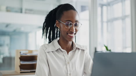 African-business-woman,-typing