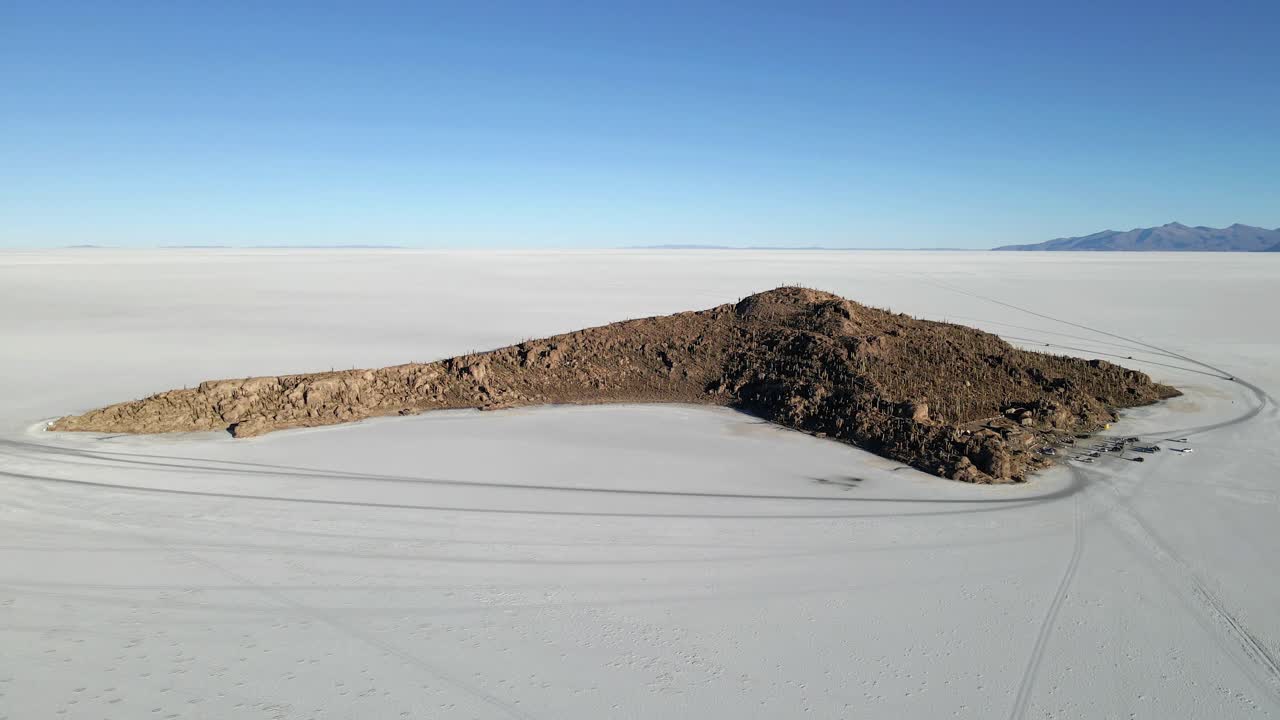 drone volando con gracia la isla de incahuasi en el desierto de uyuni