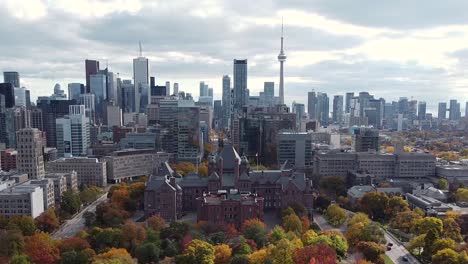 antena recortada del parque de la reina y el horizonte de toronto que muestra los grandes desarrollos de construcción de la ciudad