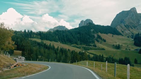 Punto-De-Vista-De-Los-Conductores-De-Un-Hermoso-Paisaje-Verde-Y-Montañoso