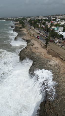 Vista-Aérea-De-Las-Olas-Rompiendo-Contra-La-Costa-De-República-Dominicana-Por-El-Impacto-Del-Huracán-Beryl