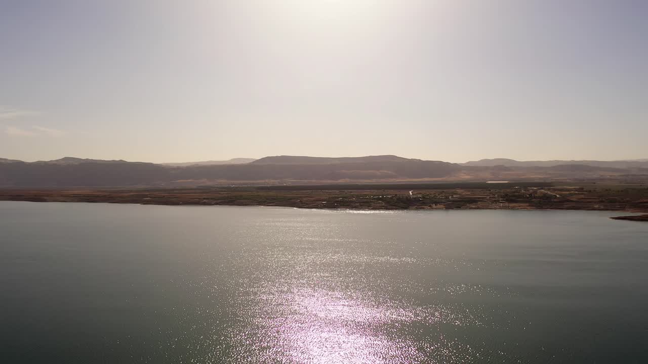 vista aérea de un lago con montañas en el fondo