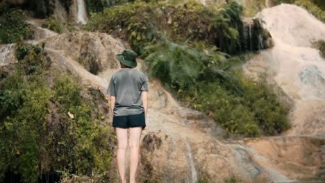 excursionista disfrutando de las hermosas cascadas del parque nacional de erawan en tailandia
