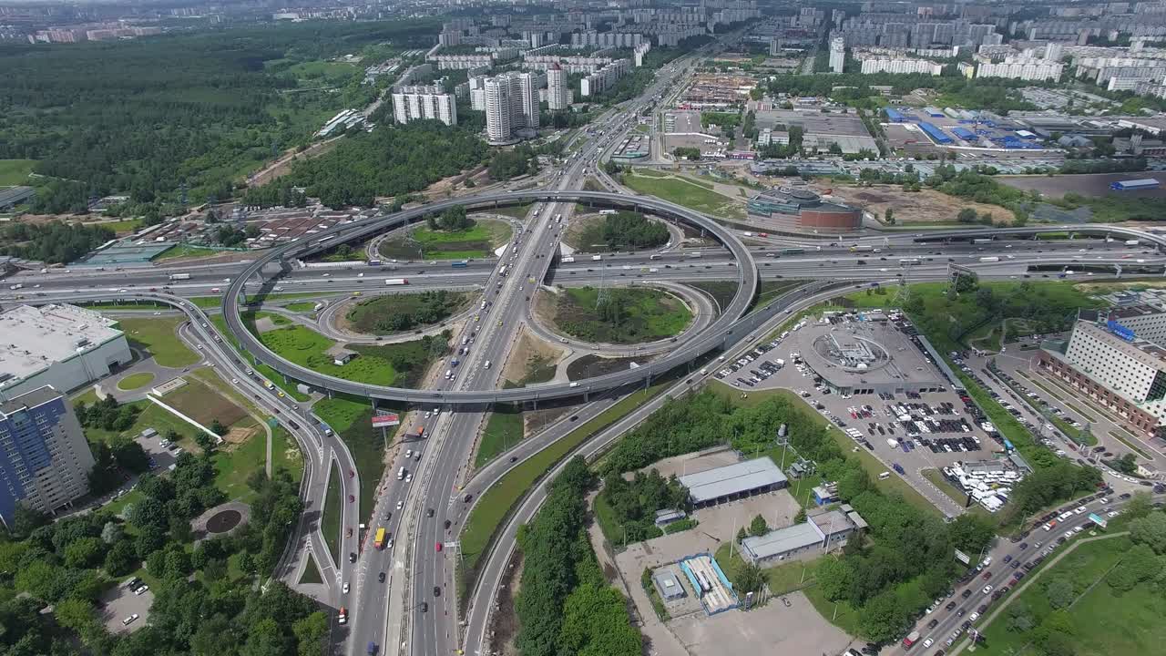 tráfico en el cruce de moscú, vista aérea