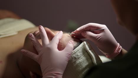 latino mexicano spa día chico hombre frente limpieza proceso de tratamiento de rutina cuidado de la piel espinilla limpieza profunda con luz de anillo