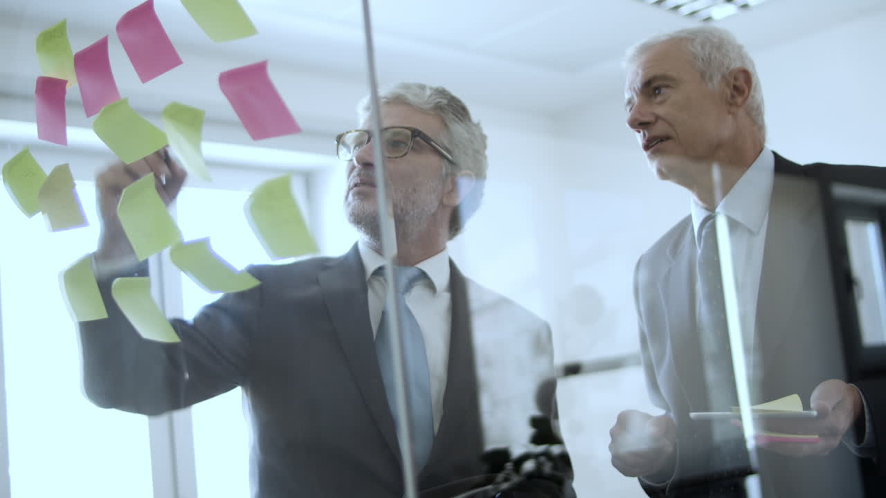 프로젝트 전략에 대해 작업하는 진지한 성숙한 회사 경영진