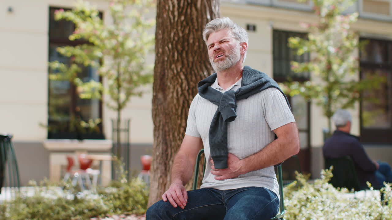 성숙한 남성 갑작스러운 강한 배 통증, 위염, 중독, 설사