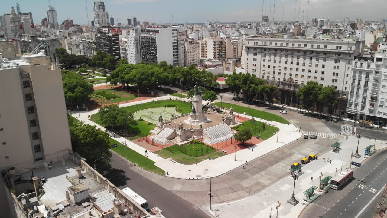 vista aérea diurna que muestra la cúpula arquitectónica de un edificio y el parque circundante