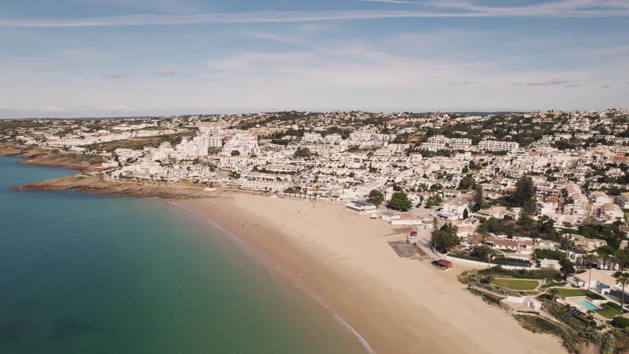 tranquila playa del algarve, tranquilo océano esmeralda y praia da luz casas adosadas blancas