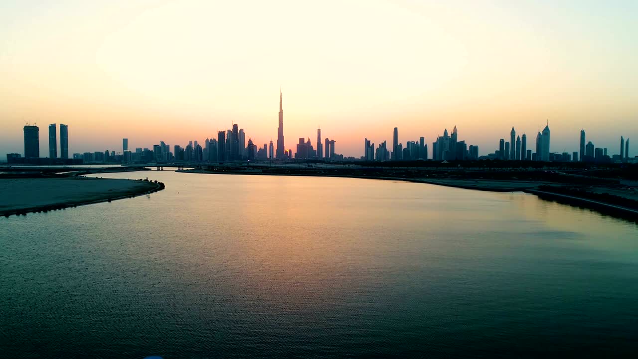 vista aérea de un yate en la bahía de dubái durante la puesta de sol, uae
