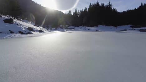 Un-Dron-Disparó-Muy-Bajo-Sobre-Un-Lago-Nevado