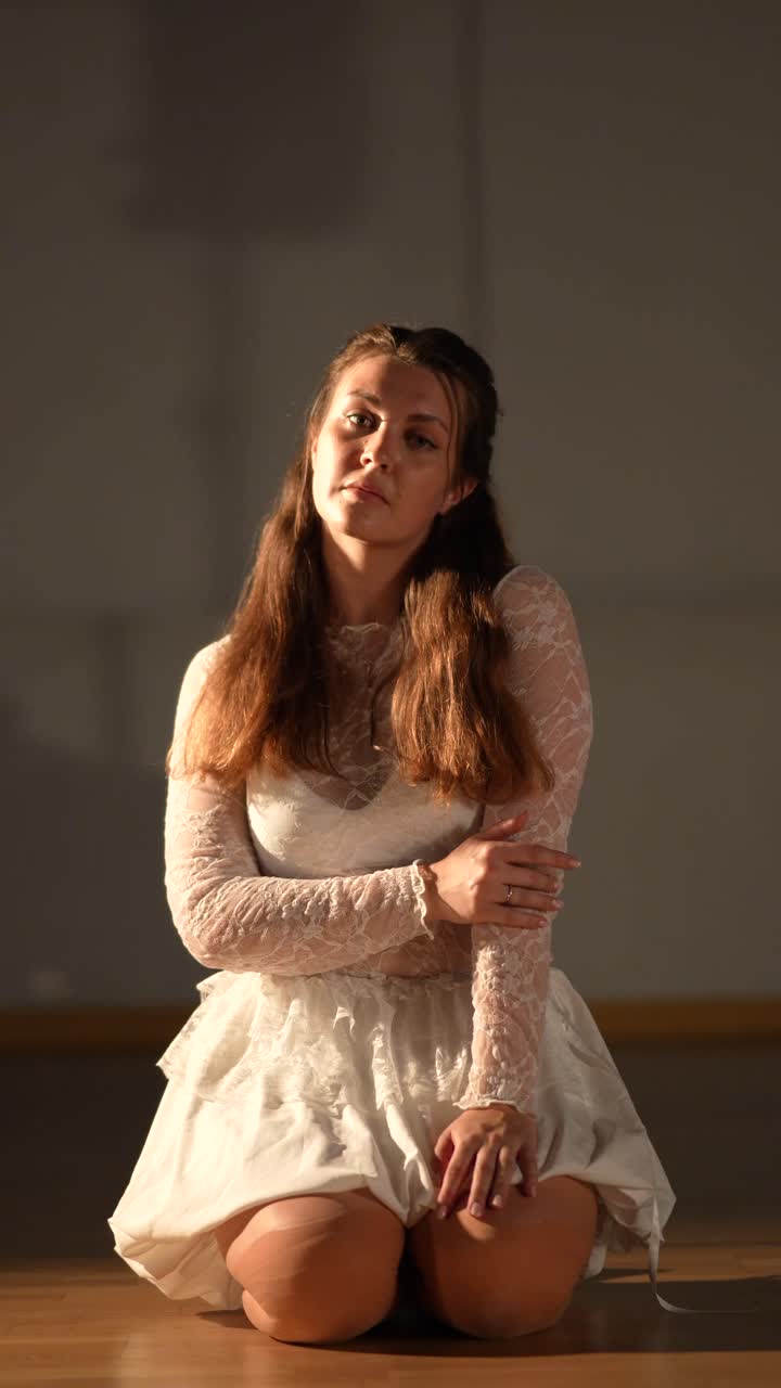 Donna in un abito di pizzo bianco, in ginocchio