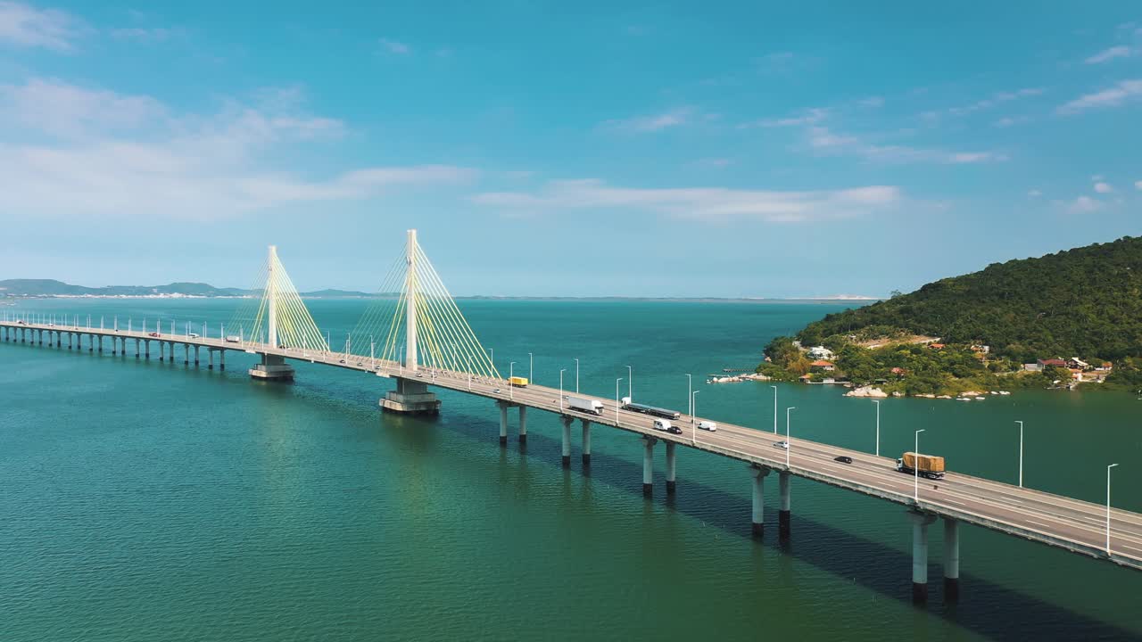 라구나, 산타 카타리나, 브라질에 위치한 청록색 바다 조감도 화창한 날 위의 놀라운 다리