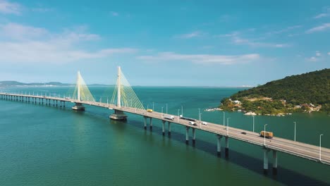 increíble puente sobre color turquesa océano vista aérea día soleado, ubicado en laguna, santa catarina, brasil