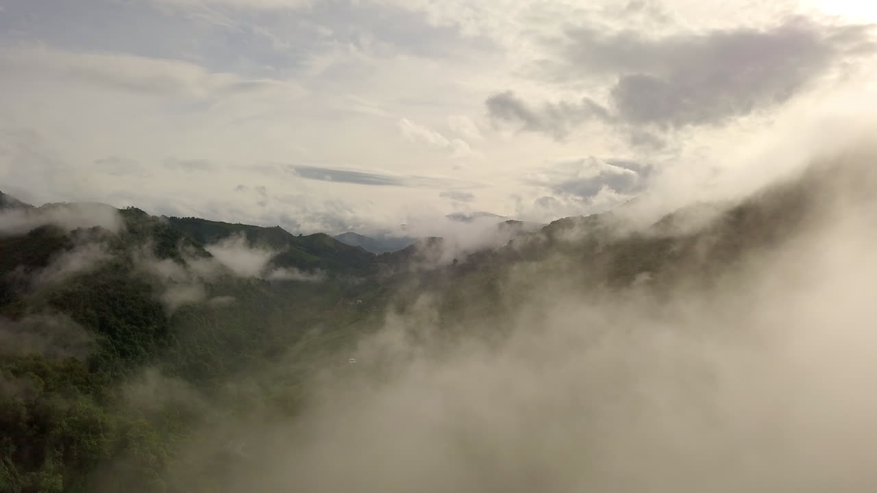 태국 북부 도이푸카산 보호구역 국립공원의 장마철 아침 비구름을 뚫고 날아가는 공중 전망