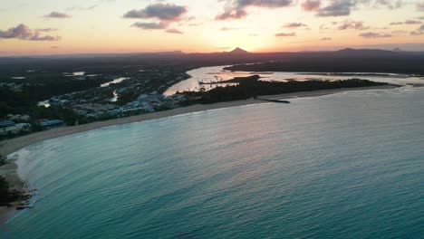 Imágenes-De-Drones-De-La-Pequeña-Y-Pacífica-Ciudad-Costera-De-Noosa-Al-Final-De-La-Tarde