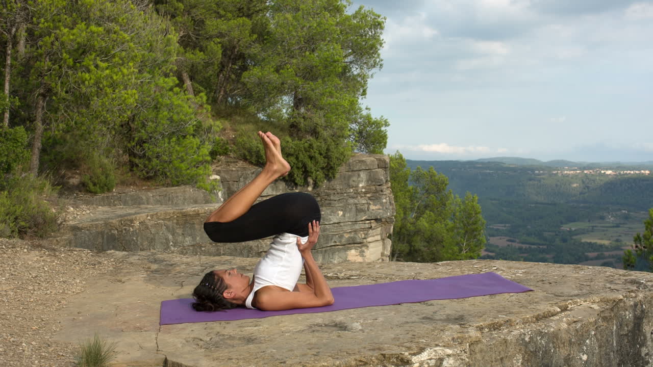 mujer haciendo yoga afuera 45