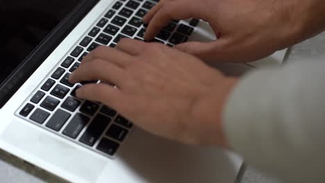 escribir a mano en el teclado de una computadora portátil, uso de una computadora personal para trabajar en la oficina o en casa
