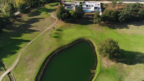 campo de golf lago en el campo vista aérea